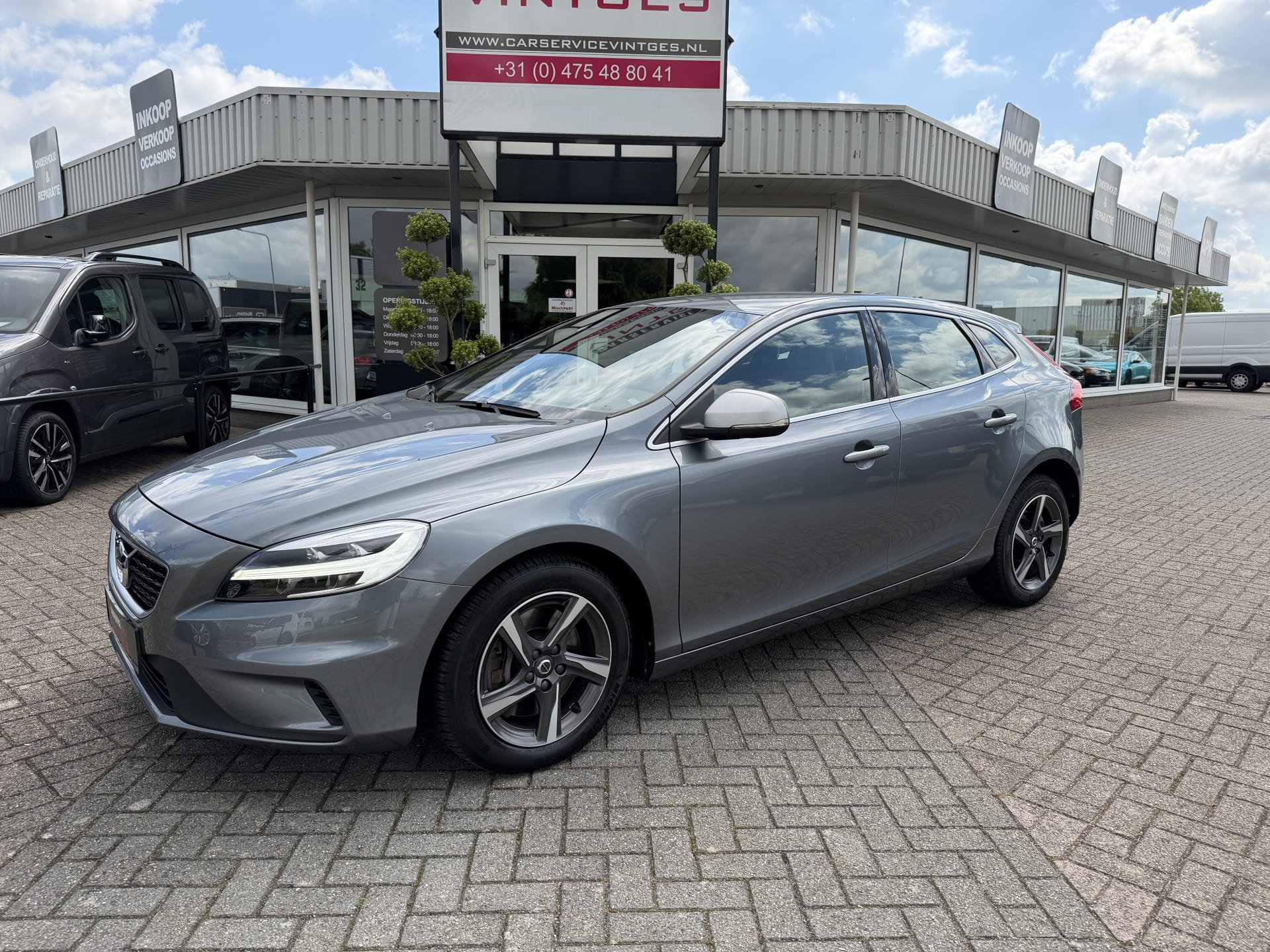 Volvo V40 2.0 D2 R-Design Automaat 2018 te koop bij MRW Mobility Echt